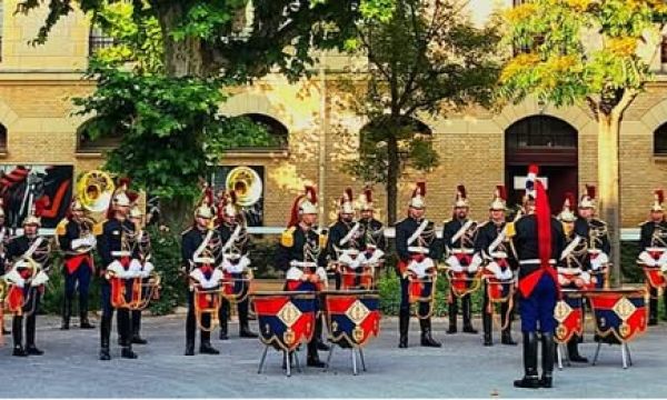 La garde républicaine joue l'Alerte Grayloise